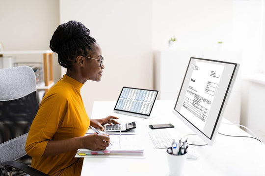 Profissional contadora utiliza certificado digital em seu notebook