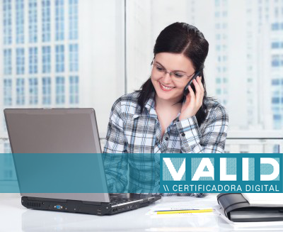 profissional no notebook ao telefone blog valid certificadora