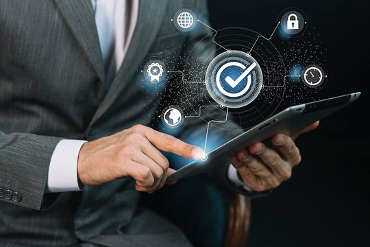 Profissional de terno teclando em um tablet com ícones simbolizando segurança, conectividade e autenticidade ao fundo