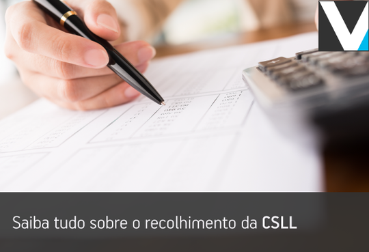 Empresário analisando documentos financeiros com calculadora ao lado