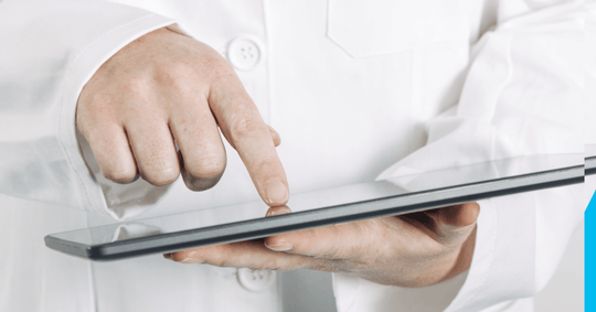 Médico em jaleco assina receita médica digitalmente com certificado digital