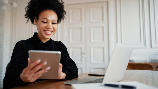  Mulher sorridente usando um computador tablet