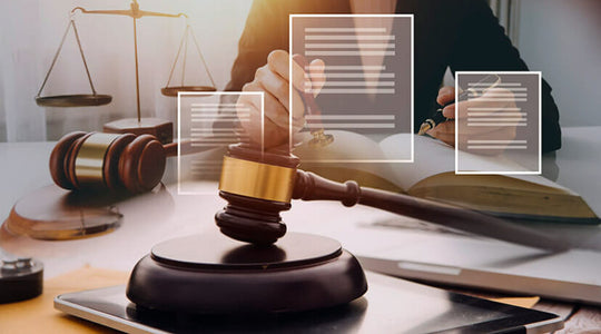 Uma mesa de um profissional advogado com um martelo e documentos digitais, simbolizando a modernização da profissão jurídica.