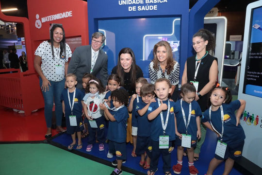 Crianças da escola CEPI Estrela do Cerrado visitaram o evento para emitir suas primeiras carteiras de identidade, reforçando a relevância desse documento para a segurança e cidadania.