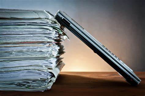 pilha de documentos e celular 