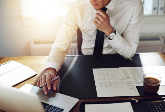 Funcionário gerenciando documentos digitalizados em um computador, representando um fluxo de documentos mais inteligente.