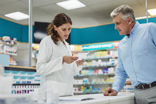 Profissional de Farmácia analisando prescrição médica
