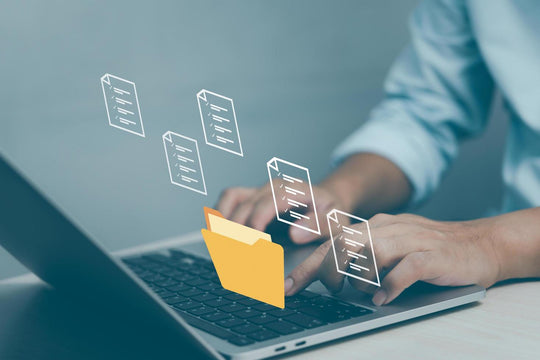 Um homem trabalhando em um laptop, exibindo um ícone de pasta na tela, representando o gerenciamento de documentos e a produtividade