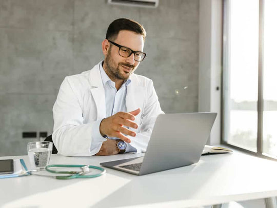 Médico profissional da saúde utilizando seu laptop como ferramenta de trabalho