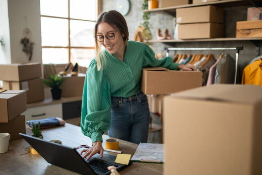 Micro empreendedor gerenciando seus processos em seu ambiente de trabalho