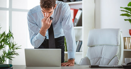 Profissional empreendedor trabalha em seu notebook na mesa de seu escritório