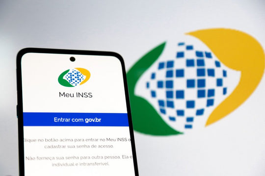 Acesso ao INSS na tela de um smartphone e símbolo da previdência social ao fundo
