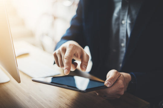 Homem em traje forma utilizando um certificado digital no tablet 