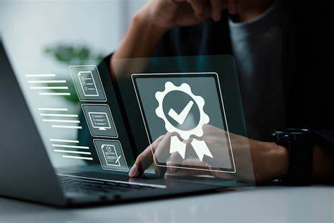 Profissional trabalhando em um laptop com símbolo do certificado digital exibido na tela.