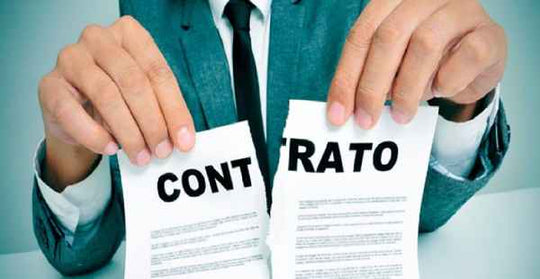 Contrato de trabalho físico sendo rasgado ao meio 
