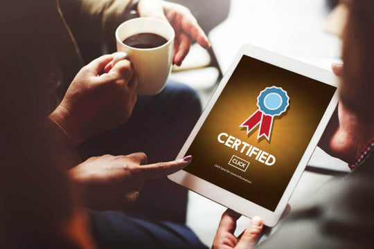 Empresário utilizando um certificado digital no tablet para garantir a segurança e conformidade fiscal.